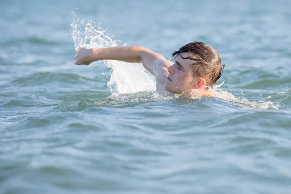 Teenager an einem Sommertag im Meer — Stockfoto