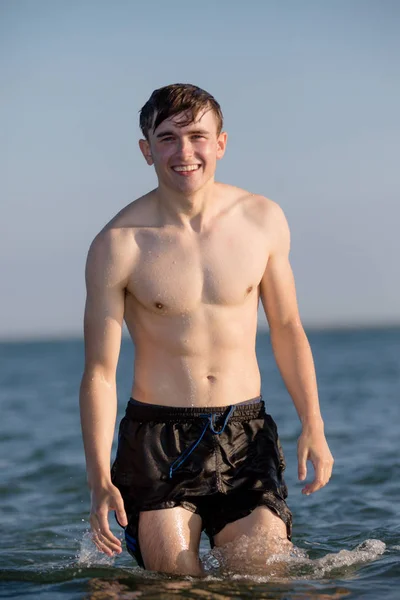 Menino adolescente no mar em um dia de verão — Fotografia de Stock