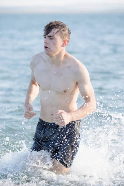 Adolescente en el mar en un día de verano — Foto de Stock