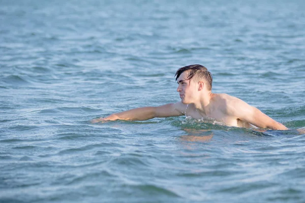 Εφηβικό αγόρι στη θάλασσα την ημέρα ενός καλοκαιριού — Φωτογραφία Αρχείου