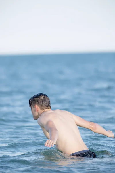 Teenager an einem Sommertag im Meer — Stockfoto