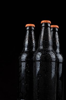 Soğuk bira şişeleri üzerinde Su damlacıkları
