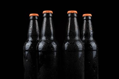 Soğuk bira şişeleri üzerinde Su damlacıkları