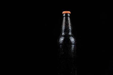 Soğuk bira şişeleri üzerinde Su damlacıkları