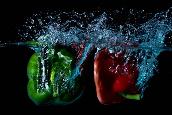 Zvonek zelený & červené papriky Droped do vody — Stock fotografie