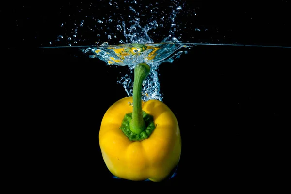 Yellow Bell Sweet Pepper Droped Into Water — Stock Photo, Image