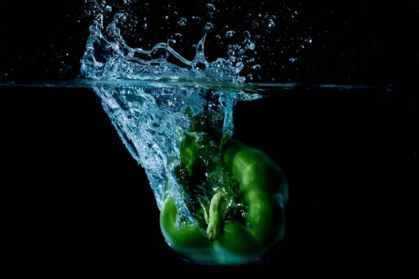 Droped papriky zelené Bell do vody — Stock fotografie