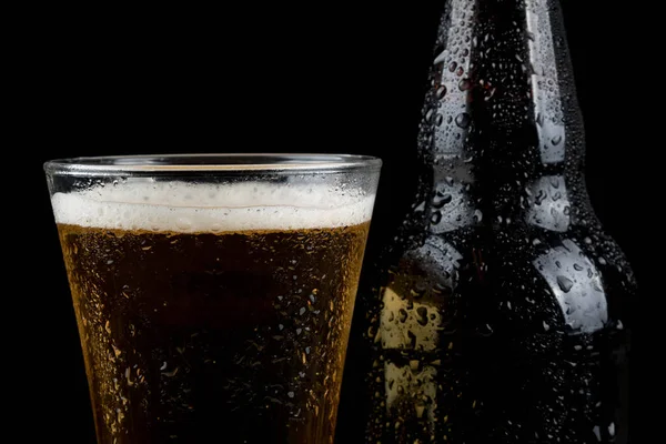 Gocce d'acqua su bottiglia di birra fredda e vetro — Foto Stock