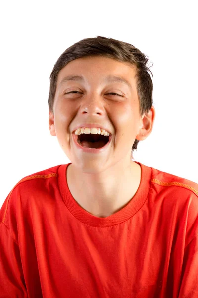 Jeune adolescent isolé sur blanc rugissement avec rire — Photo