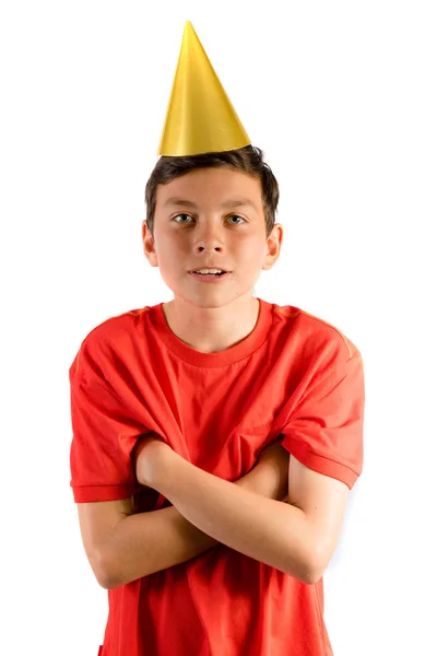 Νεαρό εφηβικό αγόρι που απομονώνονται σε λευκό ψάχνει ευτυχής σε ένα πάρτι — Φωτογραφία Αρχείου