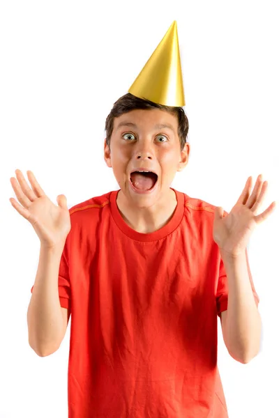 Kleiner Teenager Junge isoliert auf weißem Blick überrascht auf einer Party — Stockfoto