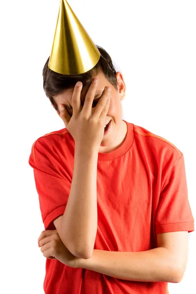 Jovem adolescente isolado em branco cobrindo seus olhos em uma festa — Fotografia de Stock