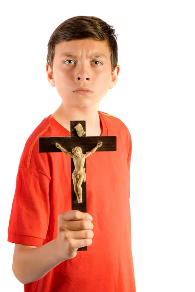 年轻十几岁的男孩被隔绝反对白拿着一个十字架 — 图库照片
