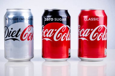 Coke sıfır, diyet kola ve klasik Coca Cola kutu.