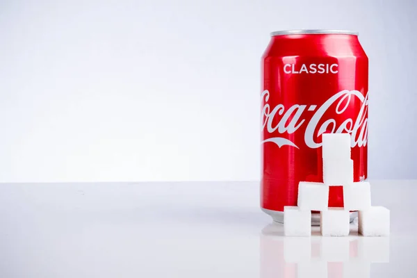 Dose klassische Coca-Cola mit Zuckerwürfeln. — Stockfoto