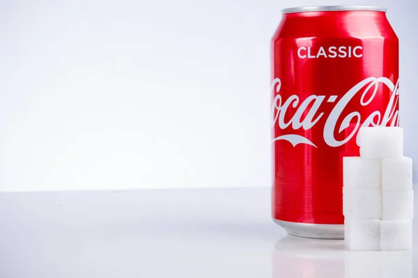 Lata de Coca-Cola clássico com cubos de açúcar . — Fotografia de Stock