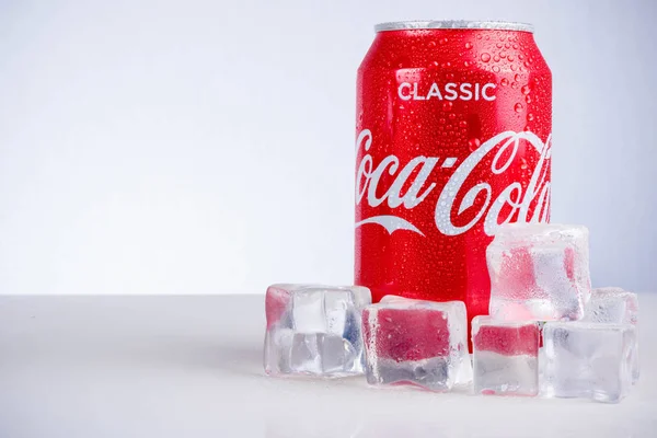Latta di Coca-Cola classica e cubetti di ghiaccio — Foto Stock