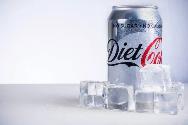 Can di Coca Light e cubetti di ghiaccio . — Foto Stock