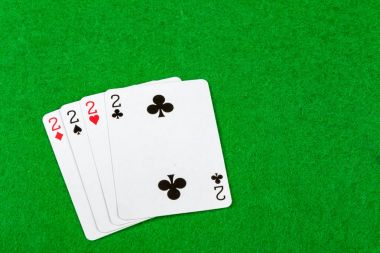 ikişer ikişer 4 bir tür iskambil kartları