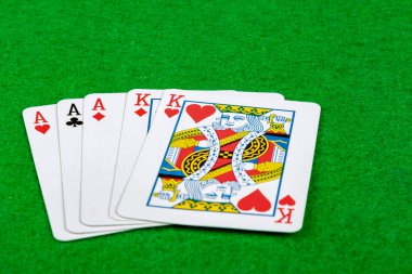 Poker eli gösteren ful