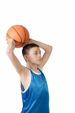 Genç Beyaz genci bir basketbol ile