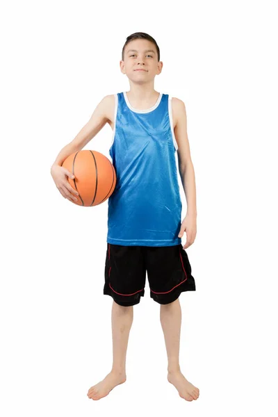 Jovem caucasiano adolescente com uma bola de basquete — Fotografia de Stock