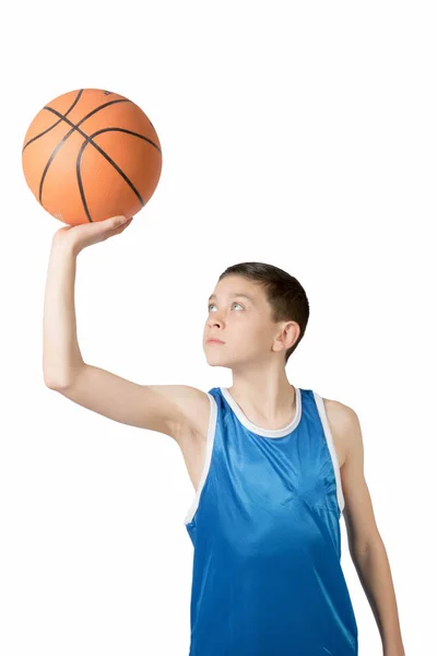 Юный кавказский подросток с баскетболом — стоковое фото