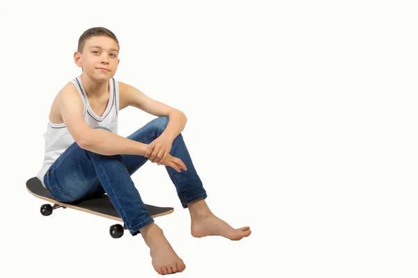 Jovem adolescente caucasiano com seu skate — Fotografia de Stock