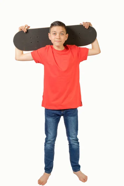 Молодий підліток білий хлопчик зі скейтбордом — стокове фото