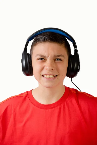 Junge kaukasische Teenager hören Musik — Stockfoto