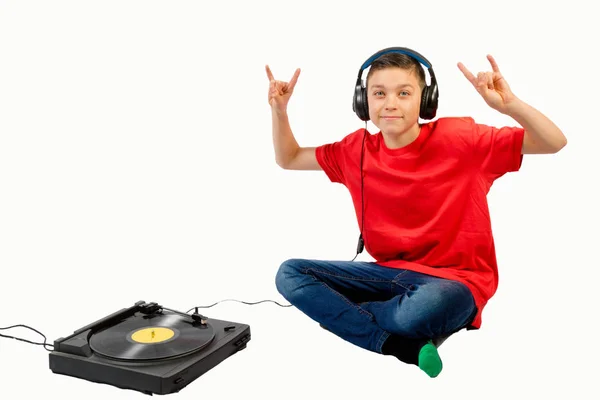 Joven adolescente caucásico escuchando música — Foto de Stock