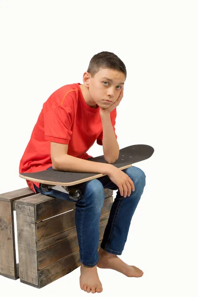 Jeune adolescent caucasien garçon avec son skateboard — Photo
