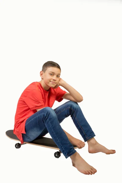 年轻十几岁的白人男孩与他的滑板 — 图库照片