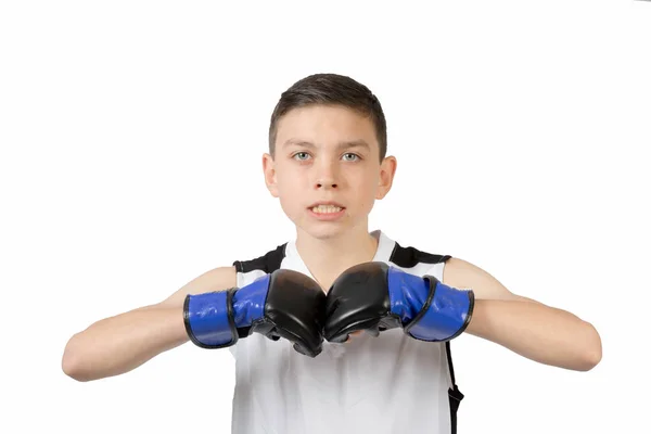 Joven caucásico adolescente boxeador chico aislado contra blanco backgro — Foto de Stock