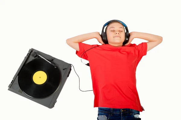 Unga kaukasiska tonårspojke som lyssnar på musik — Stockfoto
