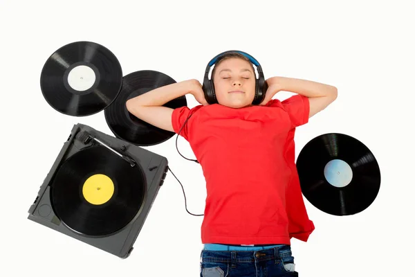 Joven adolescente caucásico escuchando música — Foto de Stock