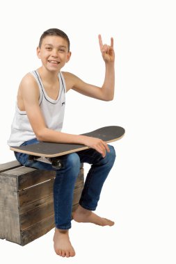 Onun kaykay ile genç beyaz genci