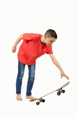 Onun kaykay ile genç beyaz genci