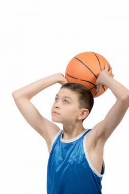 Genç Beyaz genci bir basketbol ile