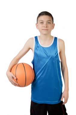 Genç Beyaz genci bir basketbol ile