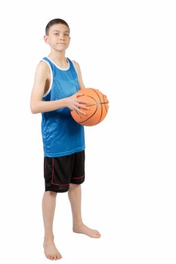 Genç Beyaz genci bir basketbol ile