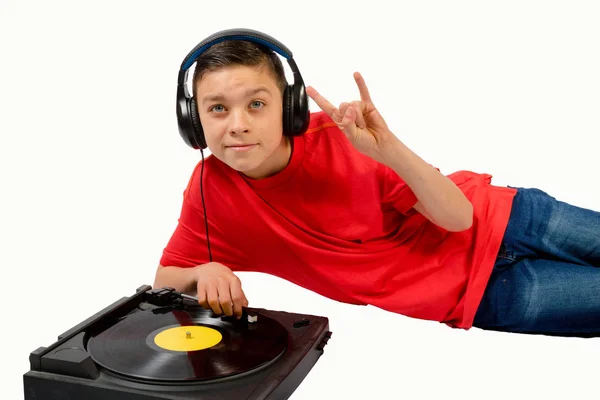 音楽を聴く若い白人の 10 代の少年 — ストック写真