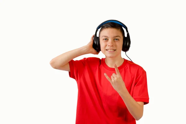 Jeune adolescent caucasien écoutant de la musique — Photo