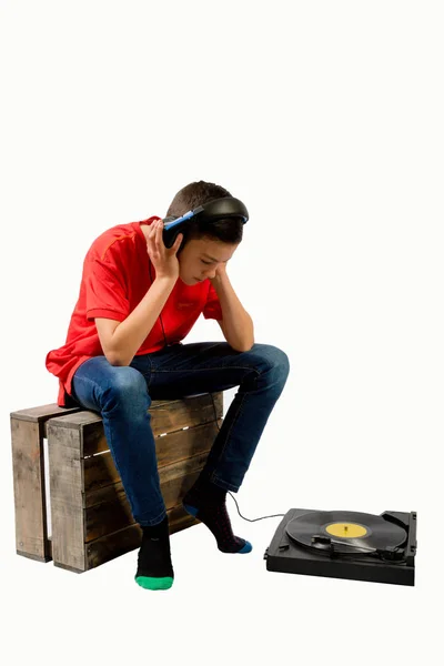 Joven adolescente caucásico escuchando música — Foto de Stock