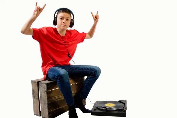 年轻白种人十几岁的男孩听音乐 — 图库照片