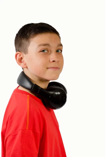 Joven adolescente caucásico escuchando música — Foto de Stock