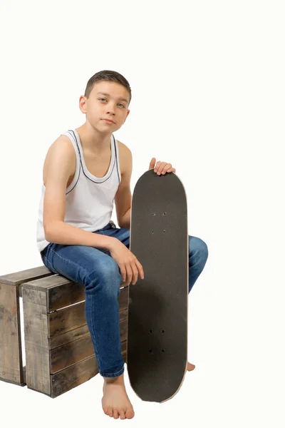 Mladý dospívající kavkazské chlapce s jeho skateboard — Stock fotografie