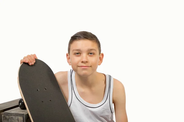 年轻十几岁的白人男孩与他的滑板 — 图库照片