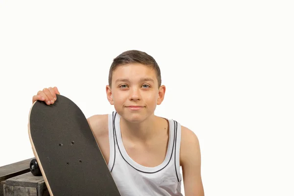 Jonge tiener Kaukasische jongen met zijn skateboard — Stockfoto