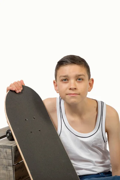 Jonge tiener Kaukasische jongen met zijn skateboard — Stockfoto